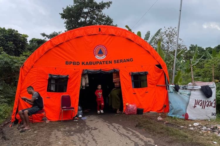 Ratusan Warga Serang Masih Bertahan di Pengungsian